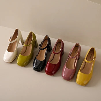 црвене, зелене, жуте; женске ципеле Мери Џејн на толстоја потпетице; 2023. године; женске ципеле-брод са квадрат врхом и каишем са копчу; женска обућа од вештачке коже на просеку пете
